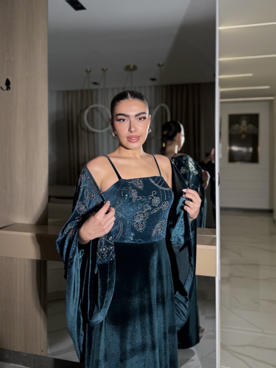 Two-Piece Velvet Dress with Structured Top الجوهرة