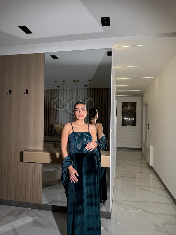 Two-Piece Velvet Dress with Structured Top الجوهرة