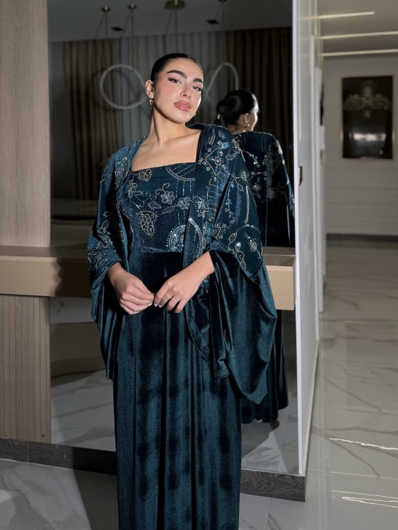 Two-Piece Velvet Dress with Structured Top الجوهرة