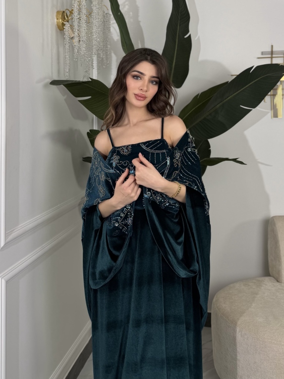 Two-Piece Velvet Dress with Structured Top الجوهرة