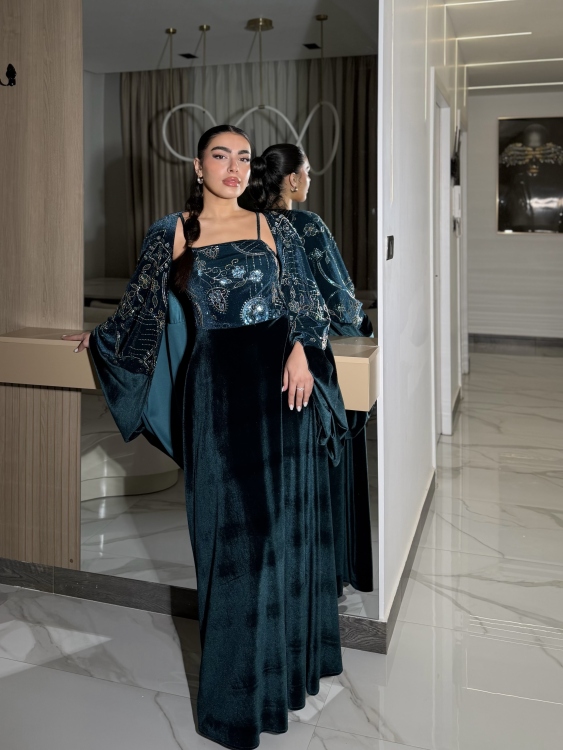 Two-Piece Velvet Dress with Structured Top الجوهرة