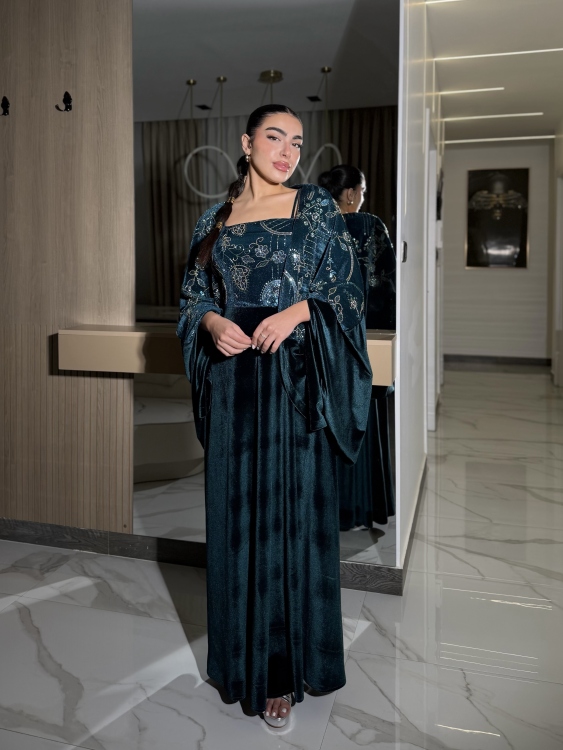 Two-Piece Velvet Dress with Structured Top الجوهرة