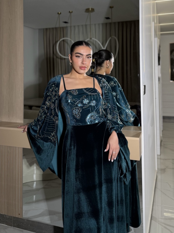 Two-Piece Velvet Dress with Structured Top الجوهرة