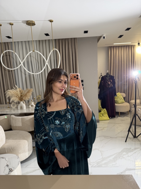 Two-Piece Velvet Dress with Structured Top الجوهرة