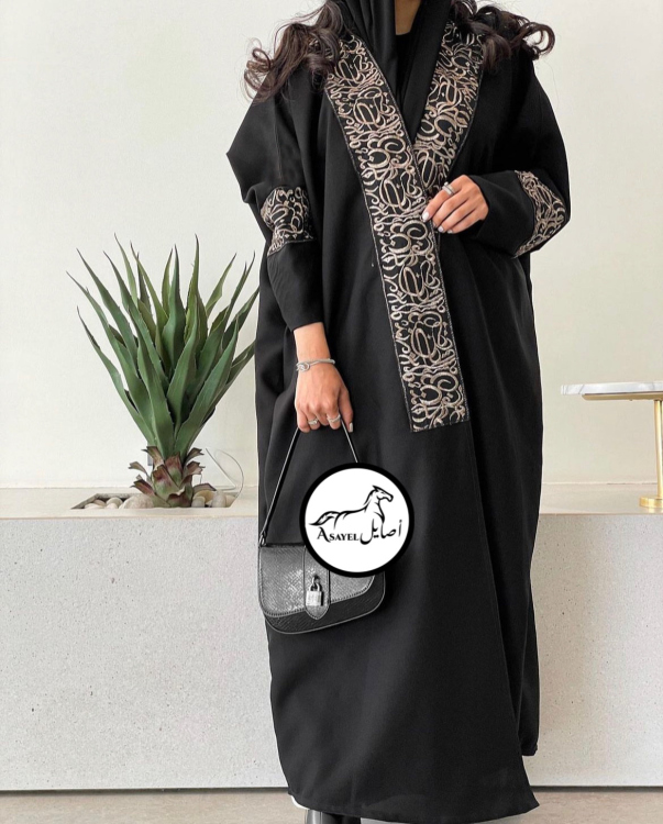 عباية بتطريز حروف العربية 