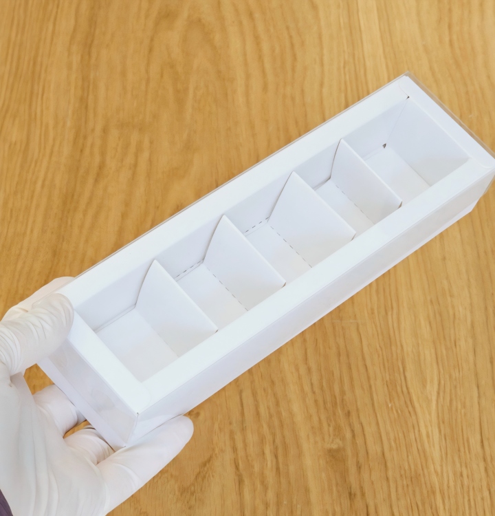 علب شكولاته مقسم 5 قطع لون ابيض وجه شفاف غير مركبه 