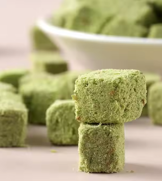 حبيبات عشب القطط المجفف بالتجميد لتنظيف الأسنان وتعزيز حركة الأمعاء