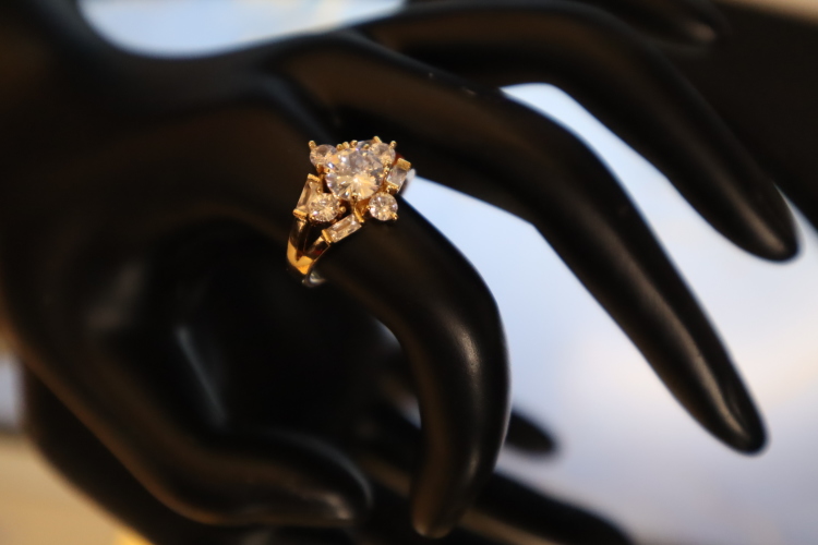 خاتم مزين زيركون 