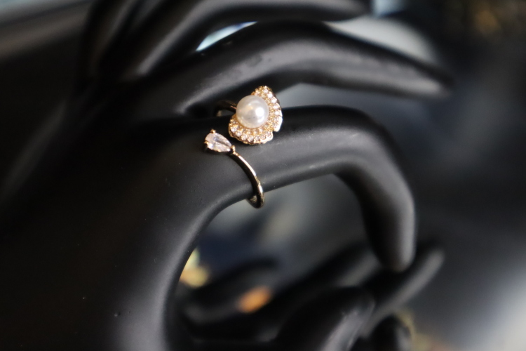 خاتم مزين زيركون 