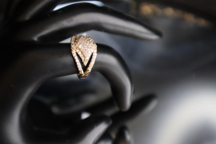 خاتم مزين زيركون 