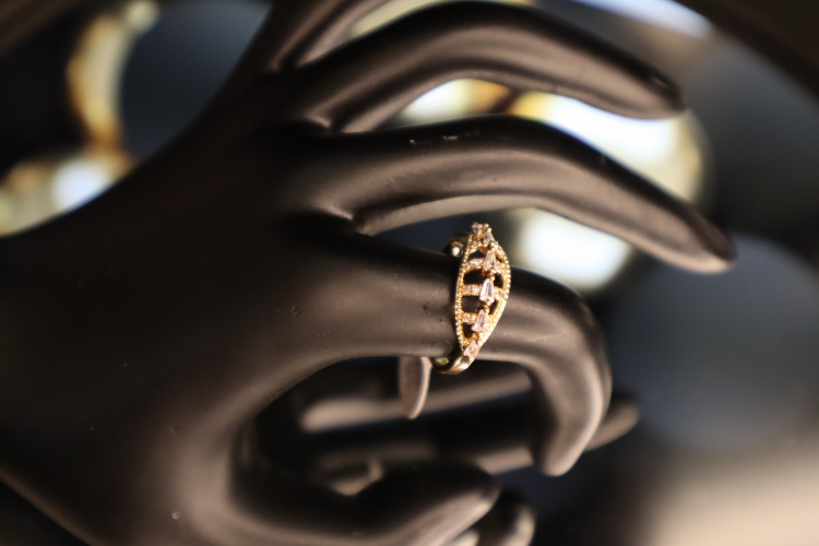 خاتم مزين زيركون 