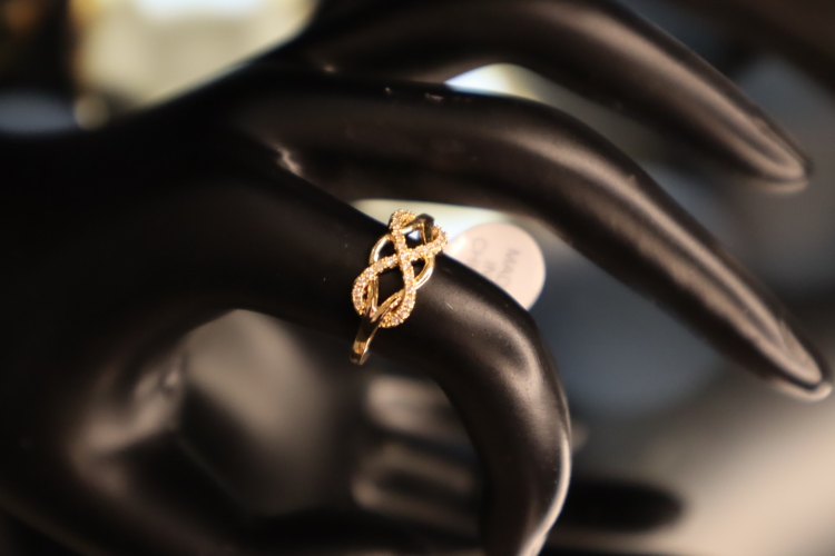 خاتم مزين زيركون 