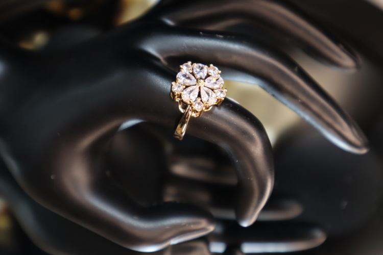 خاتم مزين زيركون 