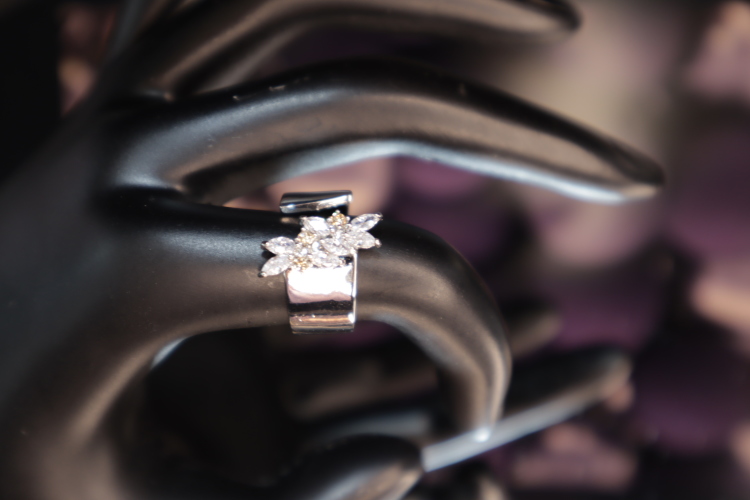 خاتم مزين زيركون 