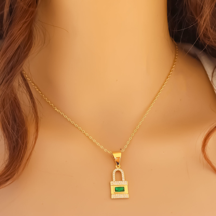 قلادة بتعليقة قفل 