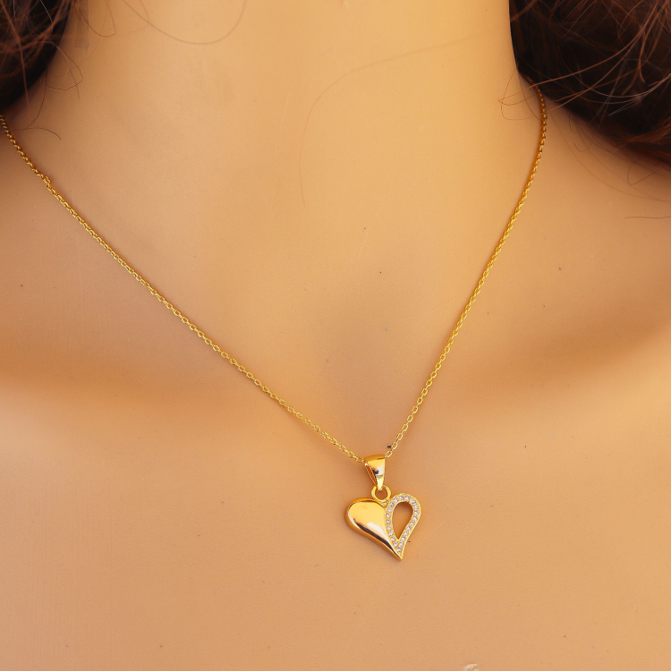 قلادة بتعليقة قلب