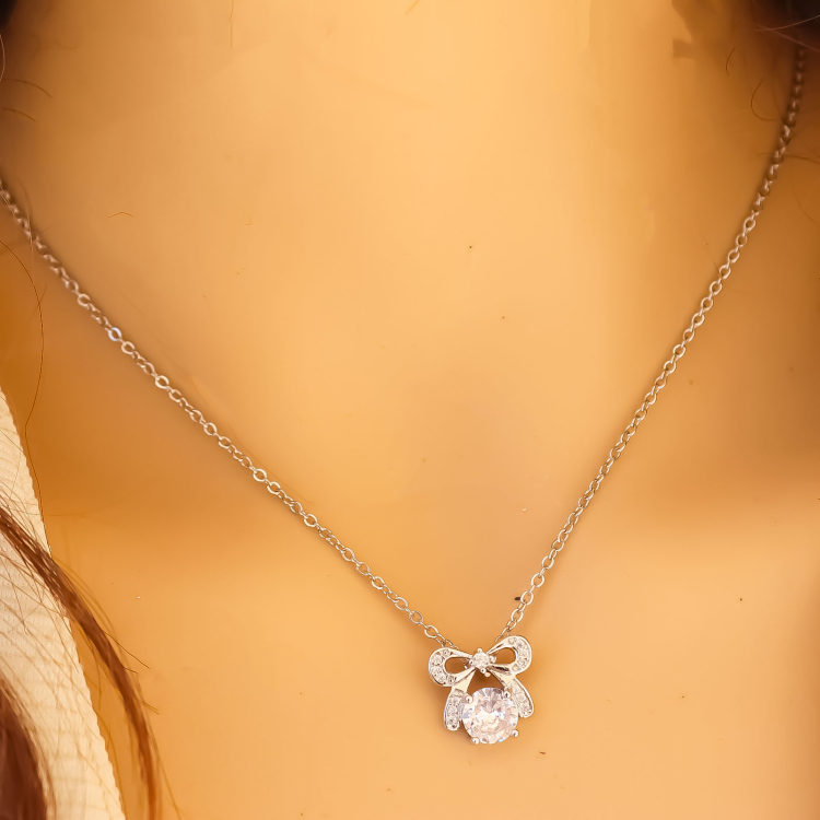 قلادة بتعليقة مميزة 