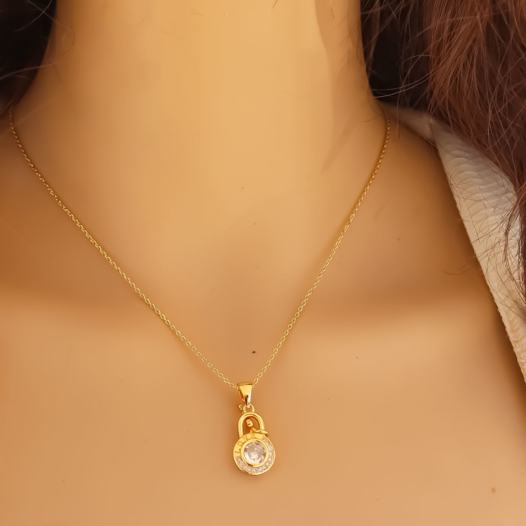 قلادة بتعليقة احبك 