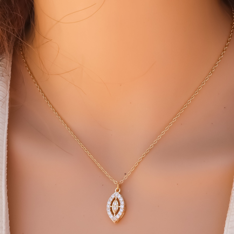 قلادة بتعليقة استرس