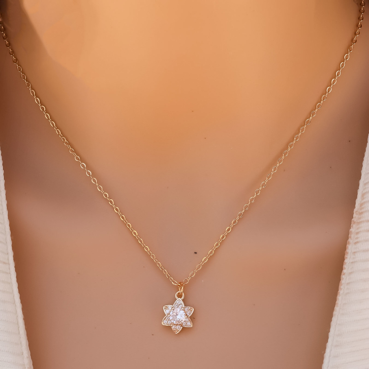 قلادة بتعليقة نجمة