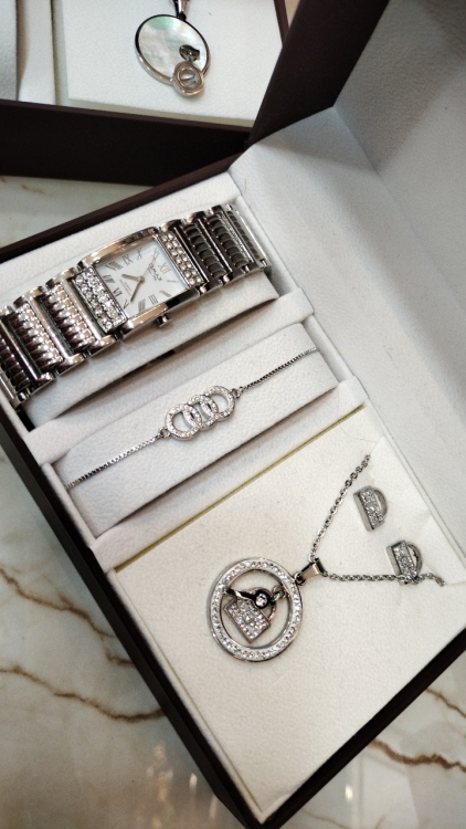 طقم اكسسوار وساعه