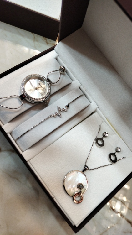 طقم اكسسوار وساعه