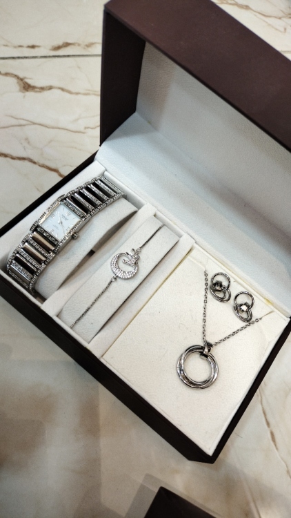 طقم اكسسوار وساعه