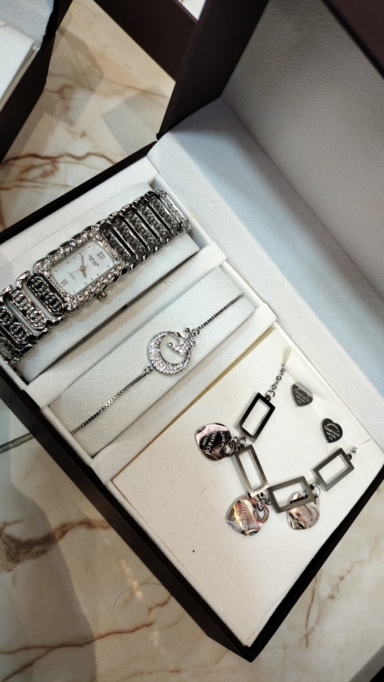 طقم اكسسوار وساعه