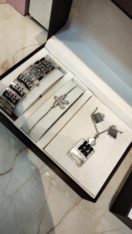 طقم اكسسوار وساعه