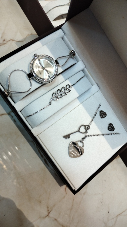 طقم اكسسوار وساعه